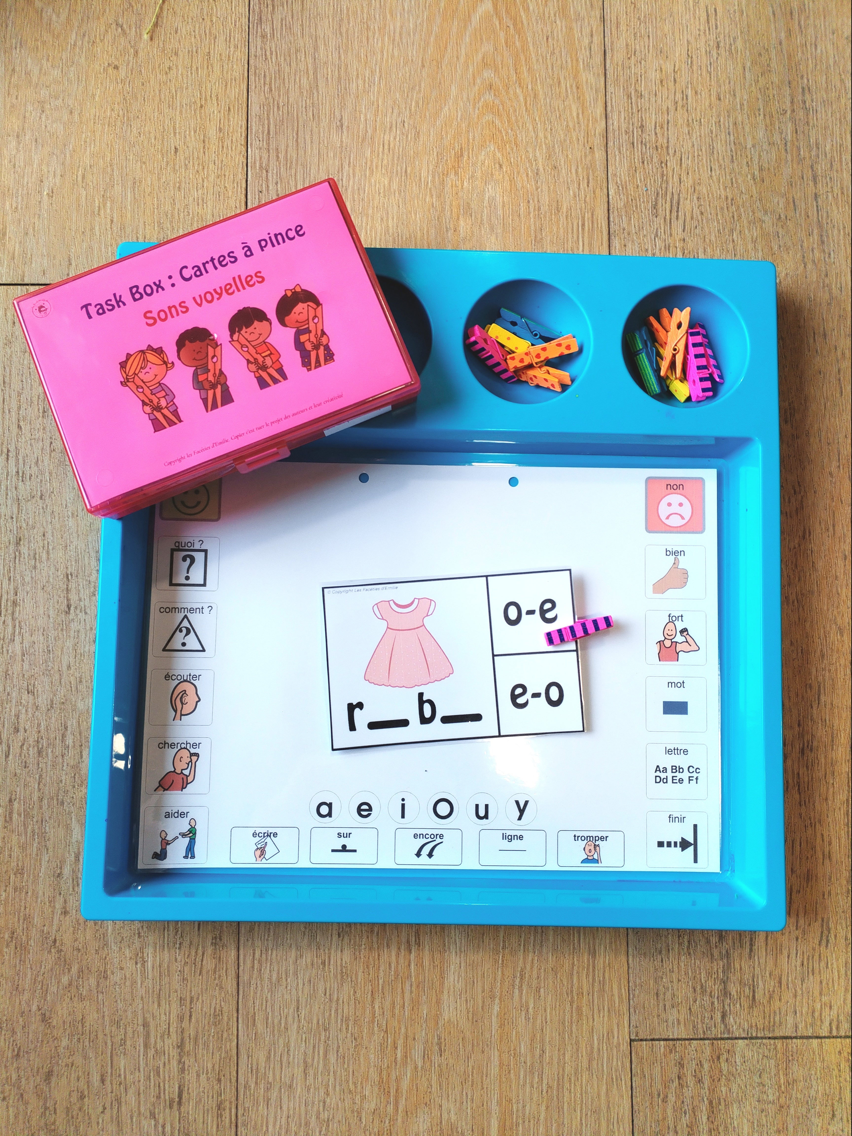 Carte à pince des sons voyelles + sous main en CAA